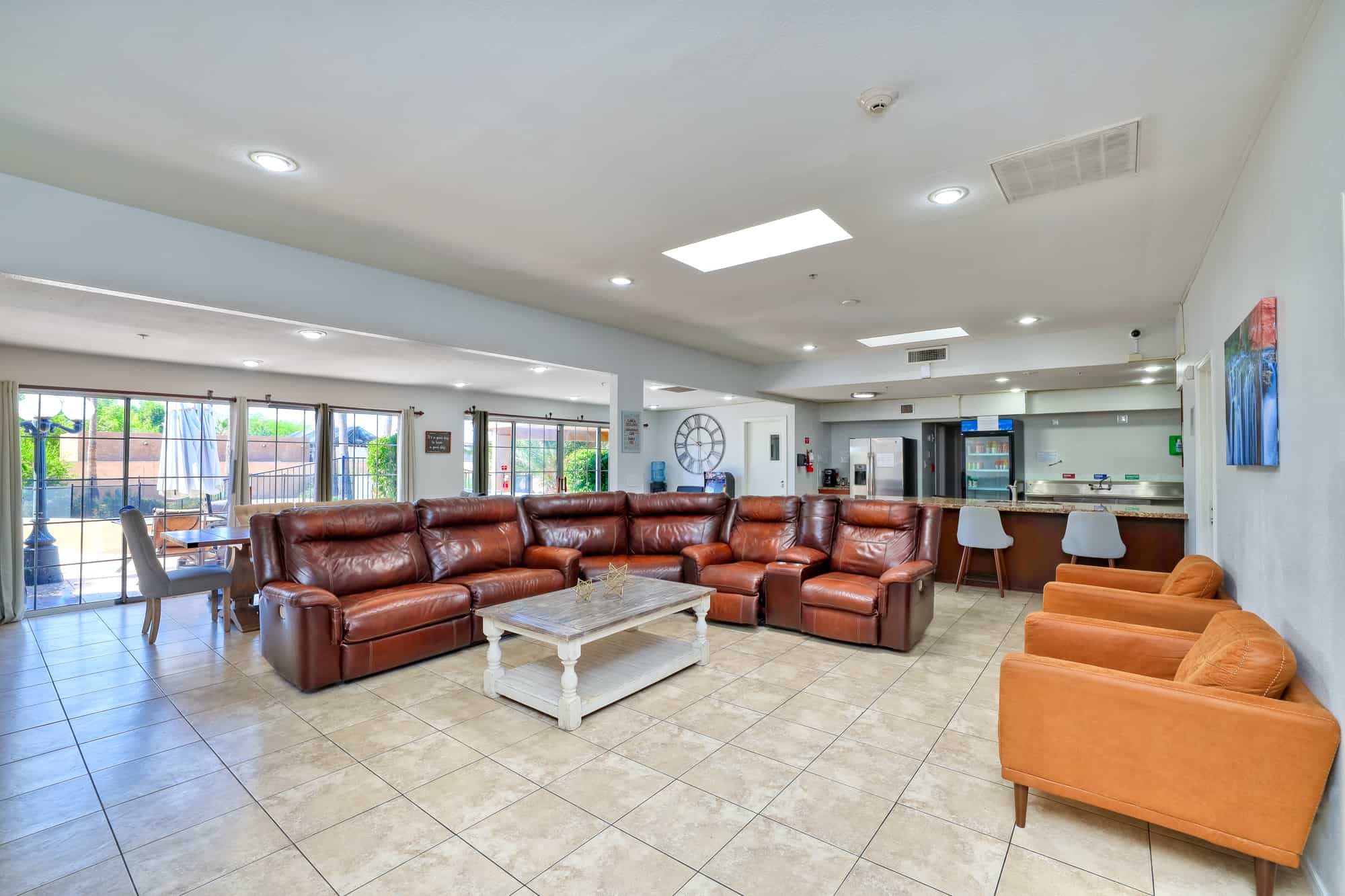 Common area in the Pinnacle Peak Recovery detox program, with seating and kitchen access